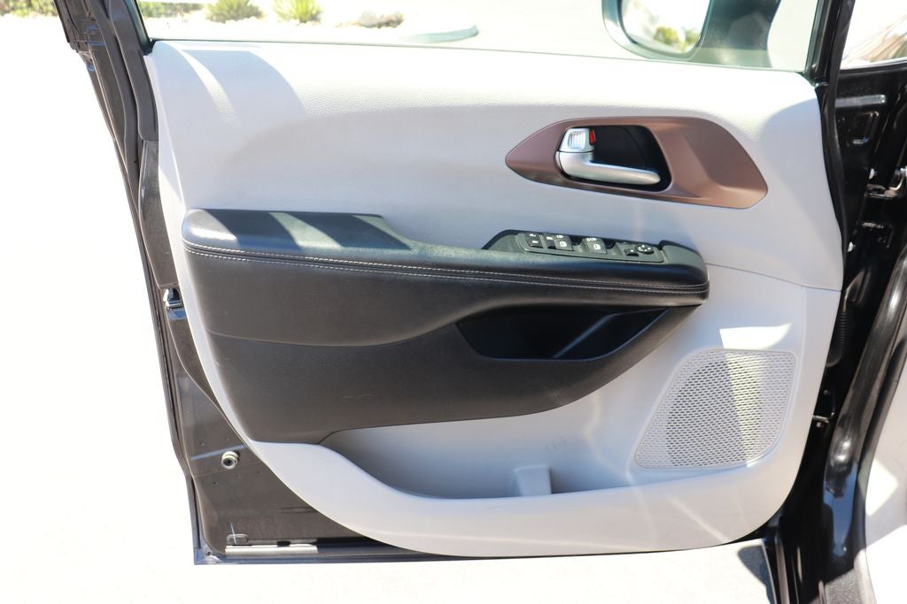 2020 Chrysler Voyager L