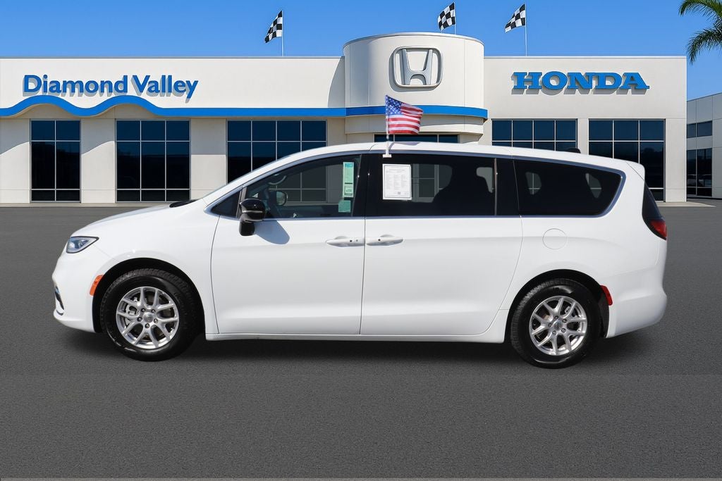 2025 Chrysler Pacifica Select