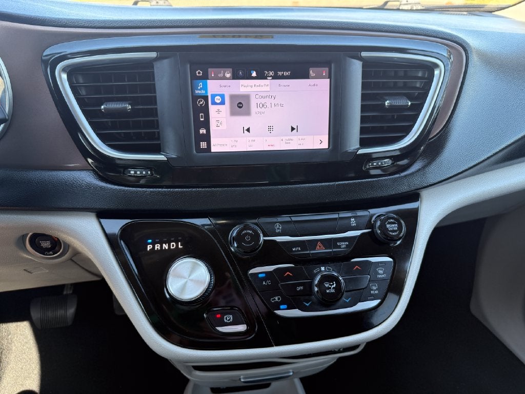2023 Chrysler Voyager LX