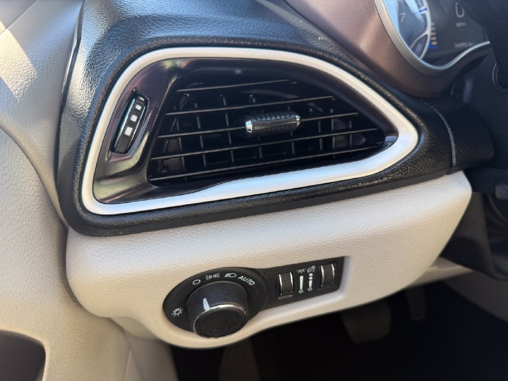 2023 Chrysler Voyager LX