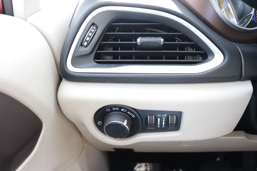 2023 Chrysler Voyager LX