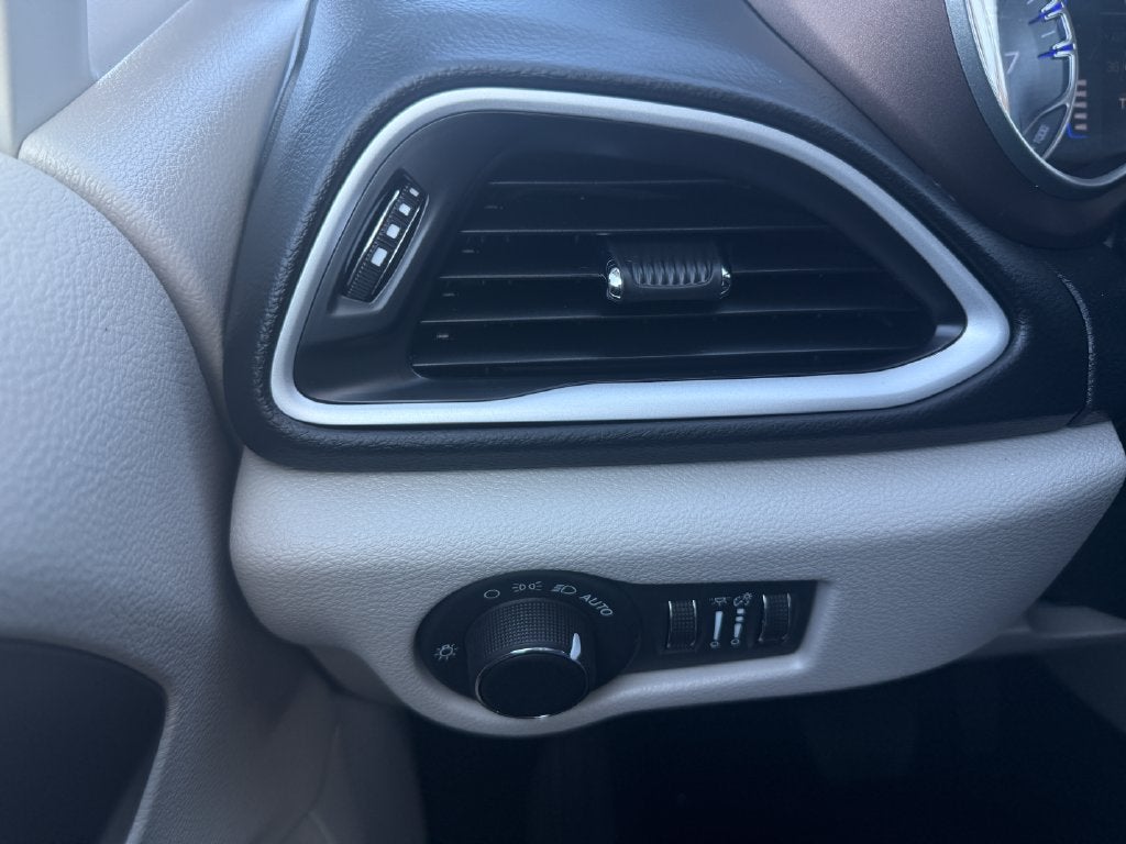 2024 Chrysler Voyager LX