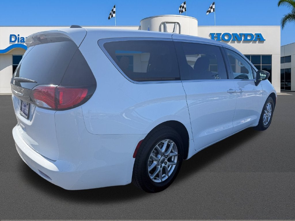 2024 Chrysler Voyager LX