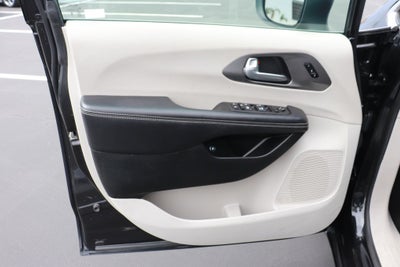 2023 Chrysler Pacifica Hybrid Touring L