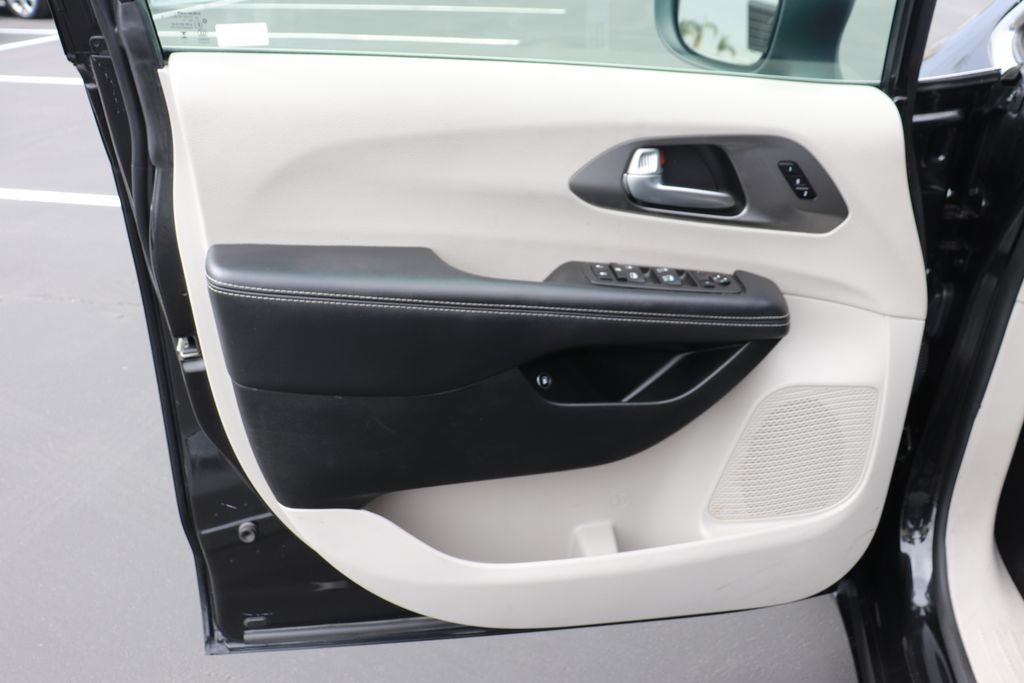 2023 Chrysler Pacifica Hybrid Touring L