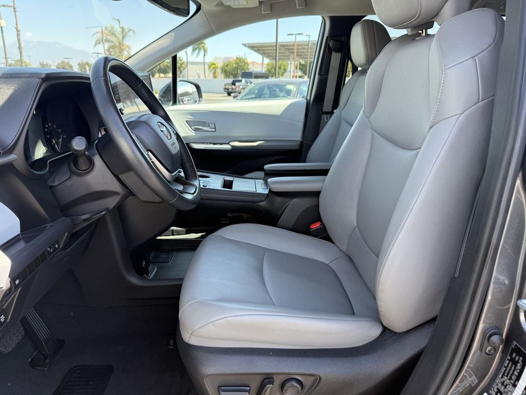 2025 Toyota Sienna Hybrid XLE 8 Passenger