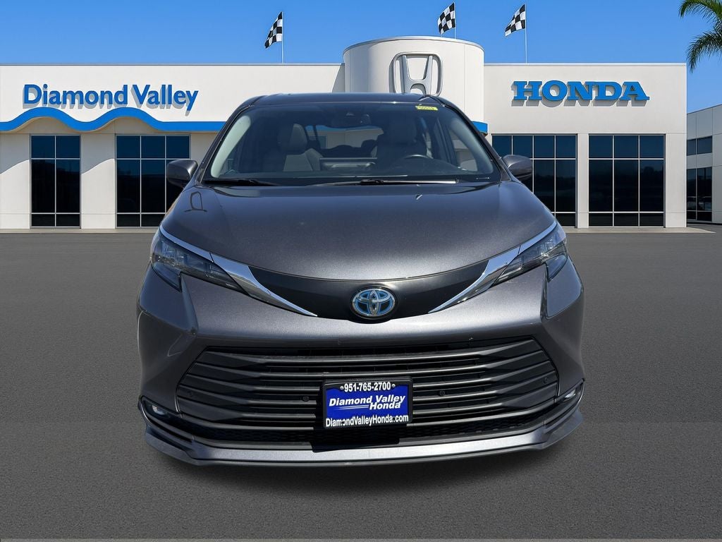 2025 Toyota Sienna Hybrid XLE 8 Passenger