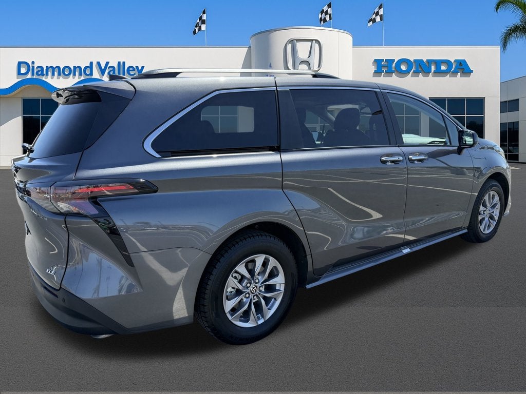 2025 Toyota Sienna Hybrid XLE 8 Passenger