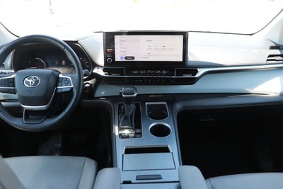 2025 Toyota Sienna XLE 8 Passenger