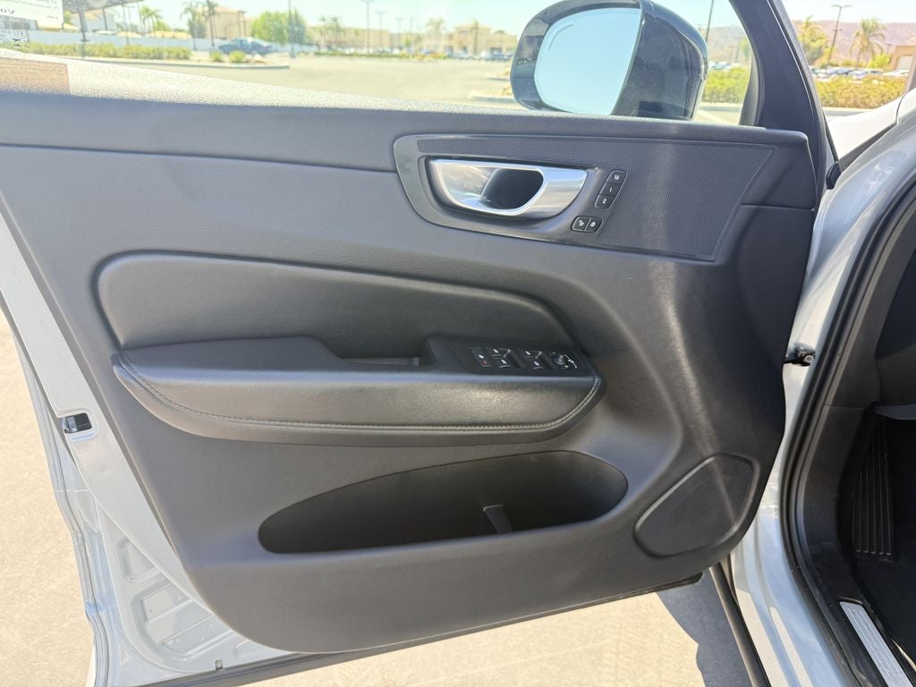 2025 Volvo XC60 B5 AWD CORE Dark Theme