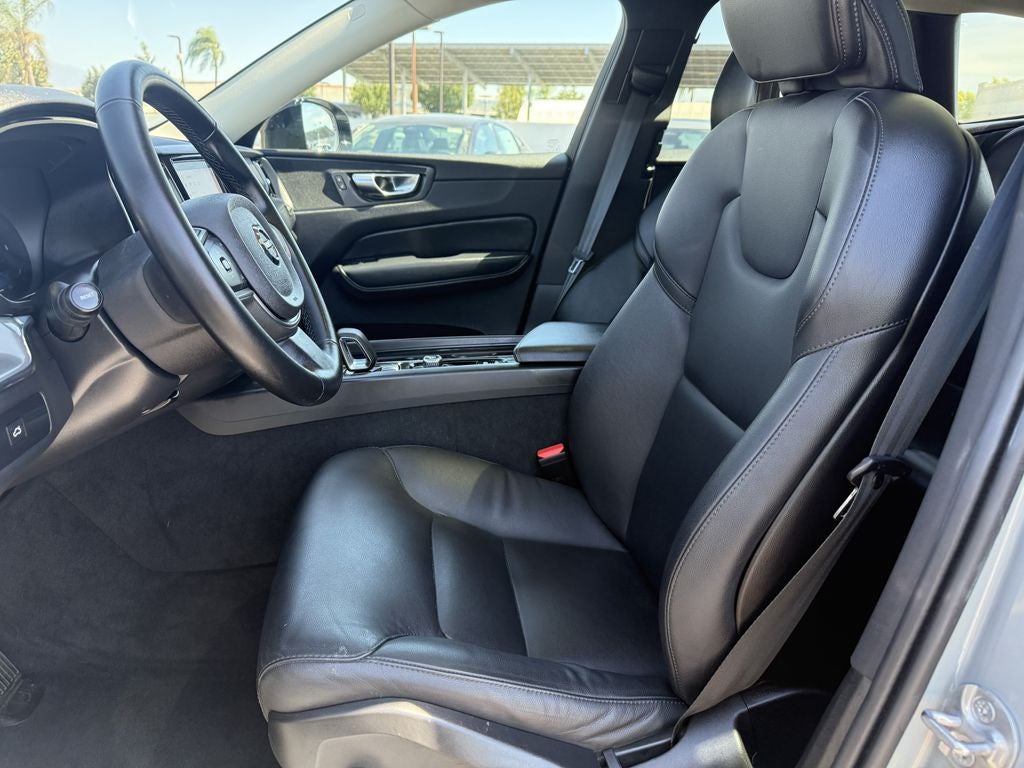 2025 Volvo XC60 B5 AWD CORE Dark Theme
