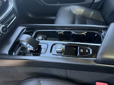 2025 Volvo XC60 B5 AWD CORE Dark Theme