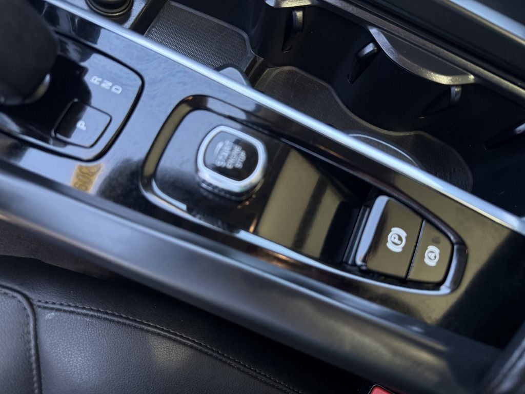 2025 Volvo XC60 B5 AWD CORE Dark Theme