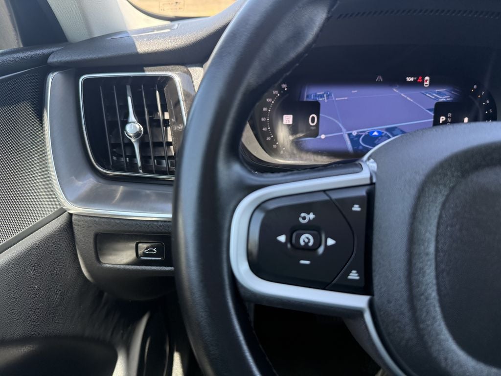 2025 Volvo XC60 B5 AWD CORE Dark Theme