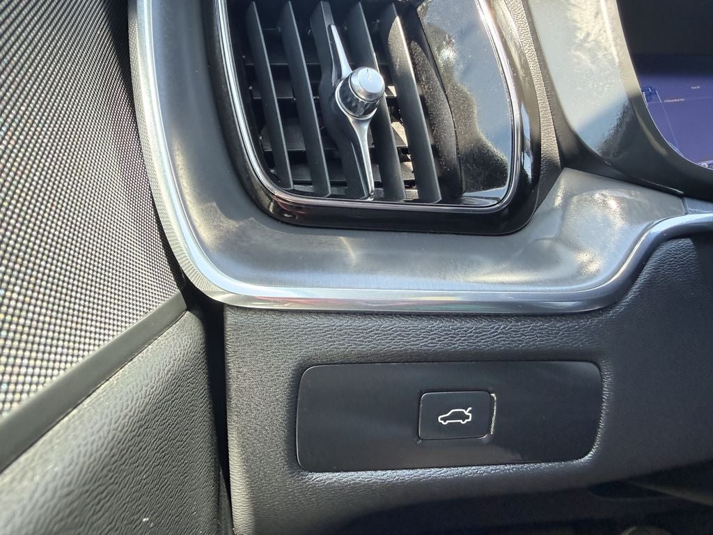 2025 Volvo XC60 B5 AWD CORE Dark Theme