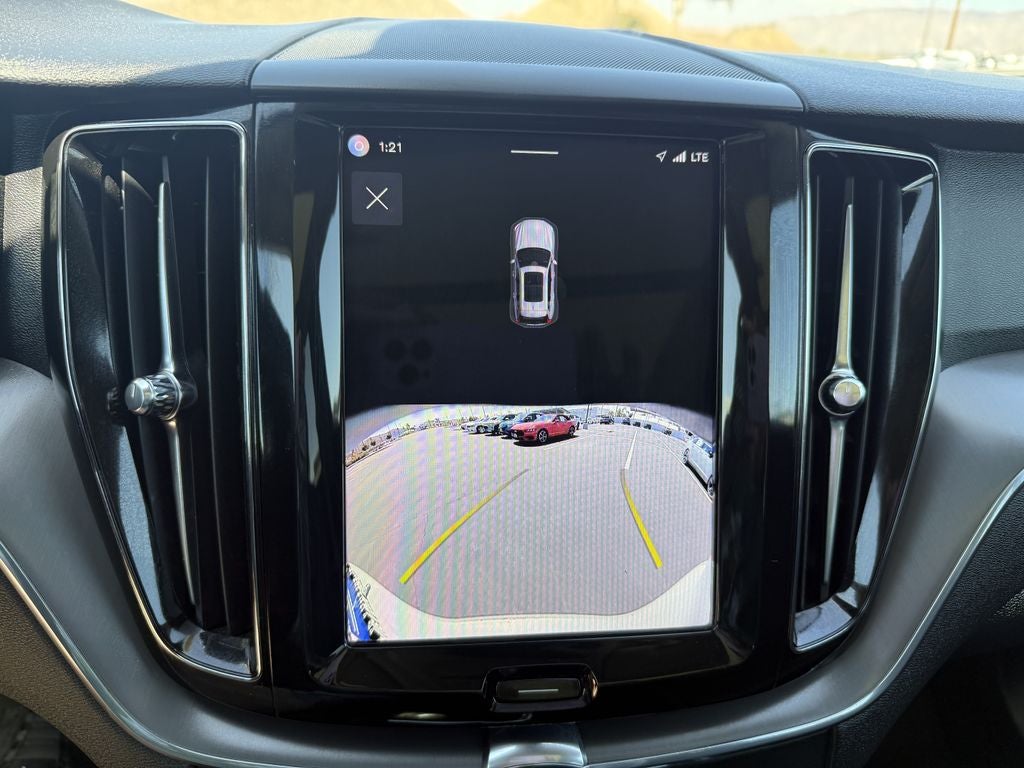 2025 Volvo XC60 B5 AWD CORE Dark Theme