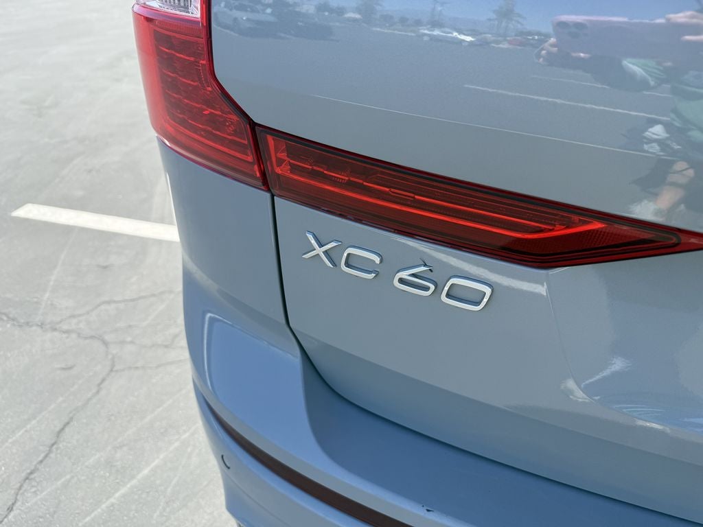 2025 Volvo XC60 B5 AWD CORE Dark Theme