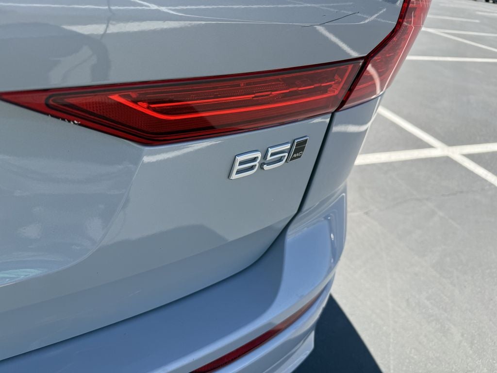 2025 Volvo XC60 B5 AWD CORE Dark Theme