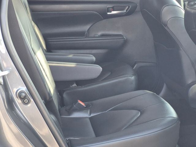 2025 Toyota HIGHLANDER XLE