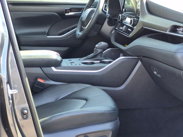 2025 Toyota HIGHLANDER XLE