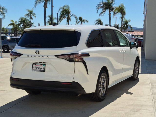 2026 Toyota Sienna LE 8 Passenger