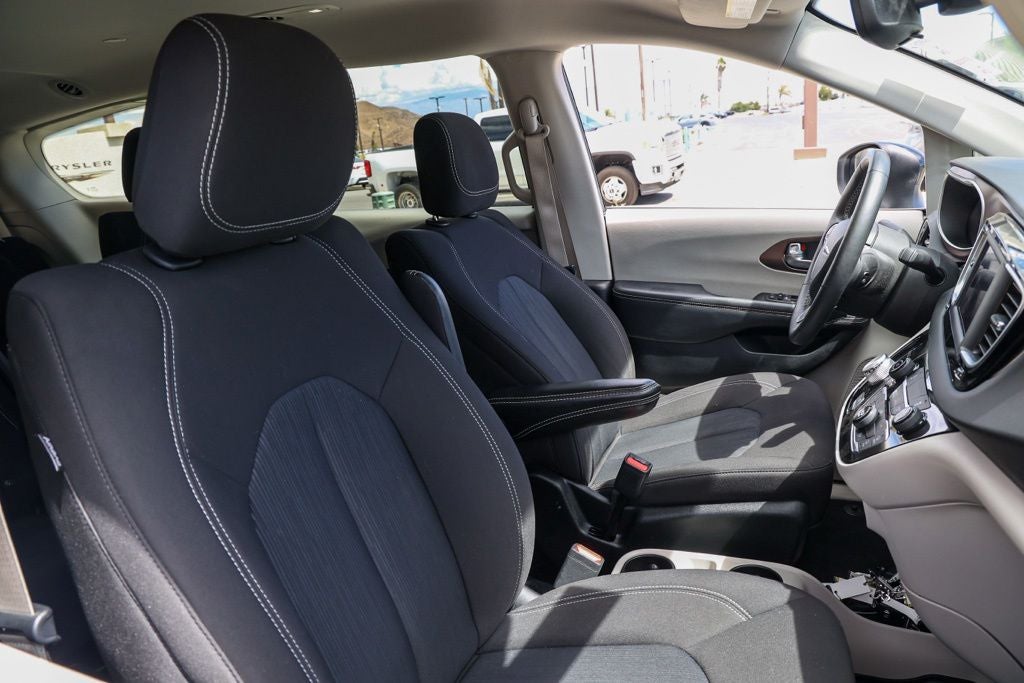 2024 Chrysler Voyager LX