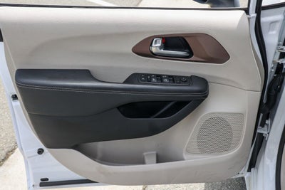 2024 Chrysler Voyager LX