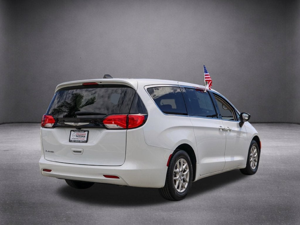 2024 Chrysler Voyager LX