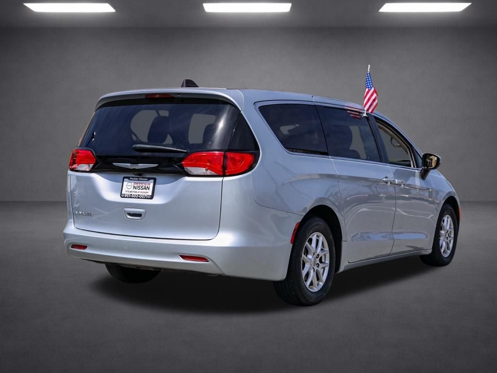 2023 Chrysler Voyager LX