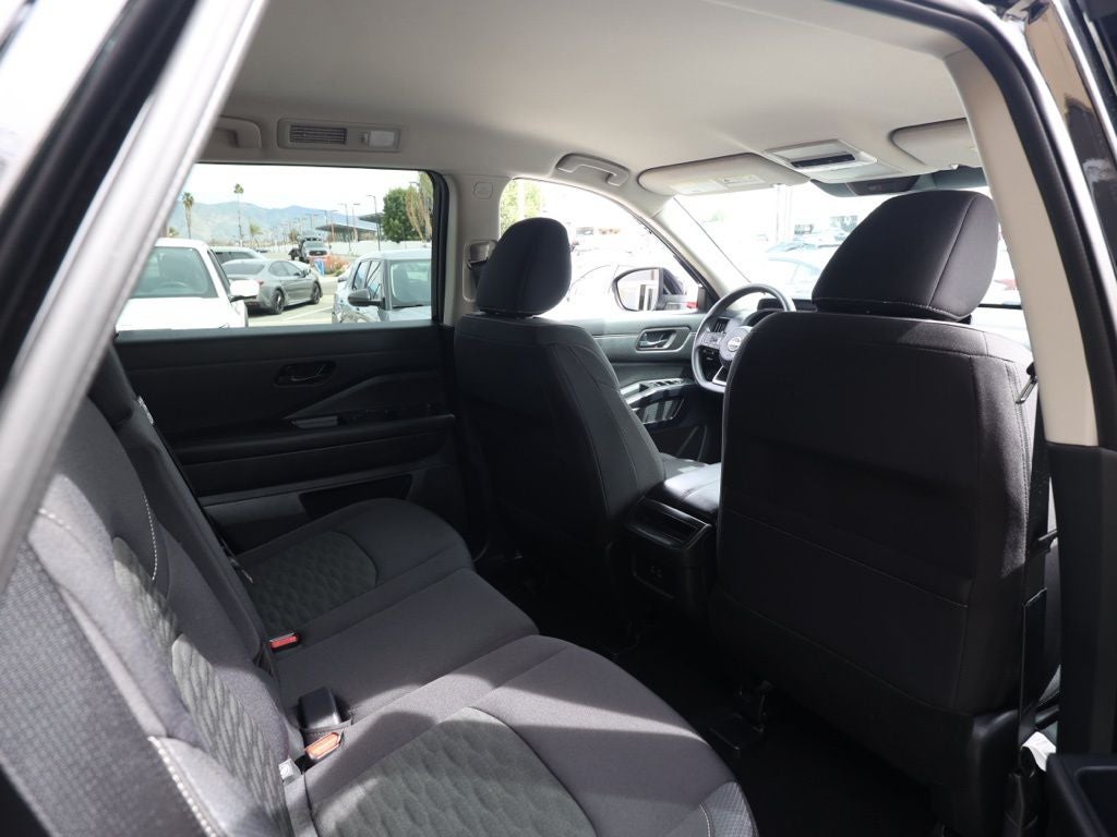 2025 Nissan Pathfinder S