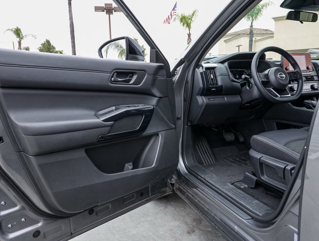 2025 Nissan Pathfinder S