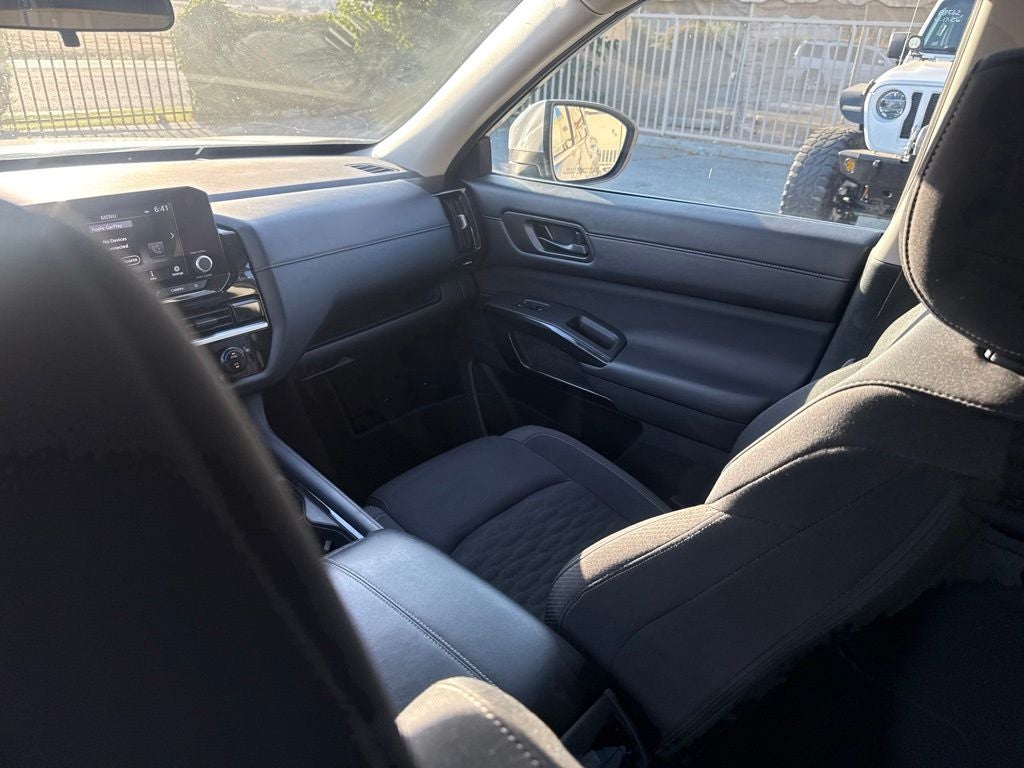 2025 Nissan Pathfinder SV