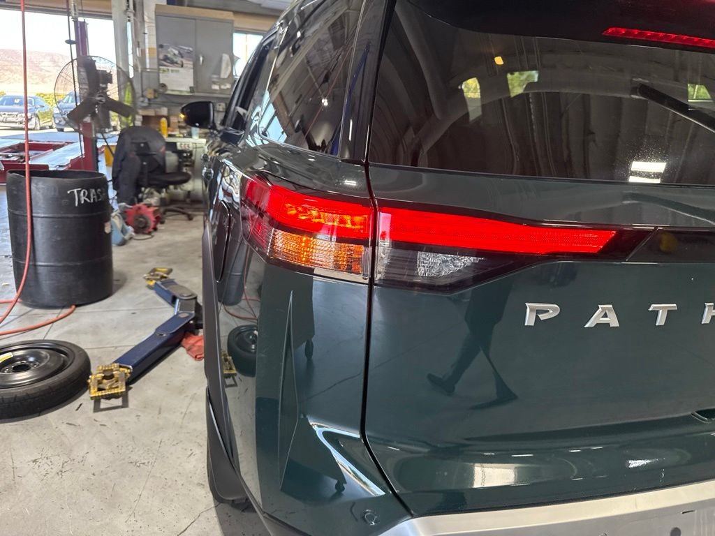 2022 Nissan Pathfinder SL