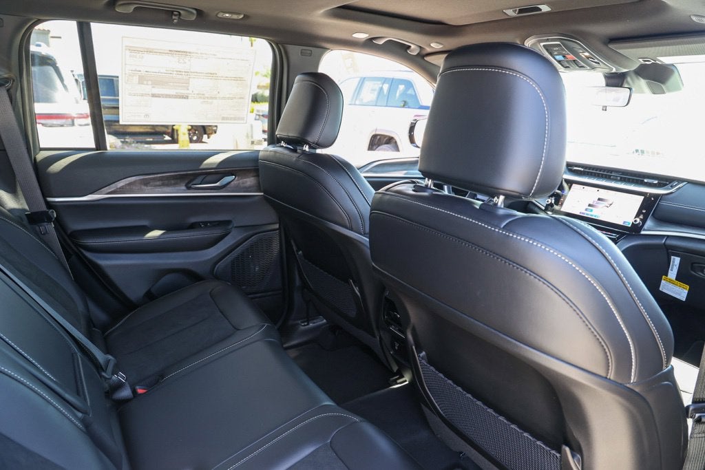 2027 Jeep Grand Cherokee Laredo Altitude
