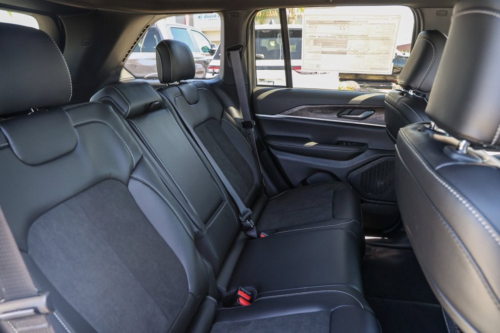 2027 Jeep Grand Cherokee Laredo Altitude