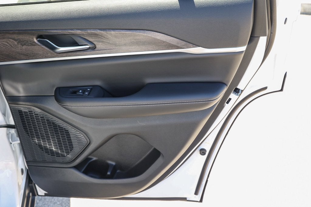 2027 Jeep Grand Cherokee Laredo Altitude