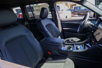 2027 Jeep Grand Cherokee Laredo Altitude