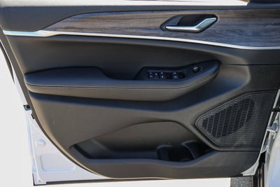 2027 Jeep Grand Cherokee Laredo Altitude