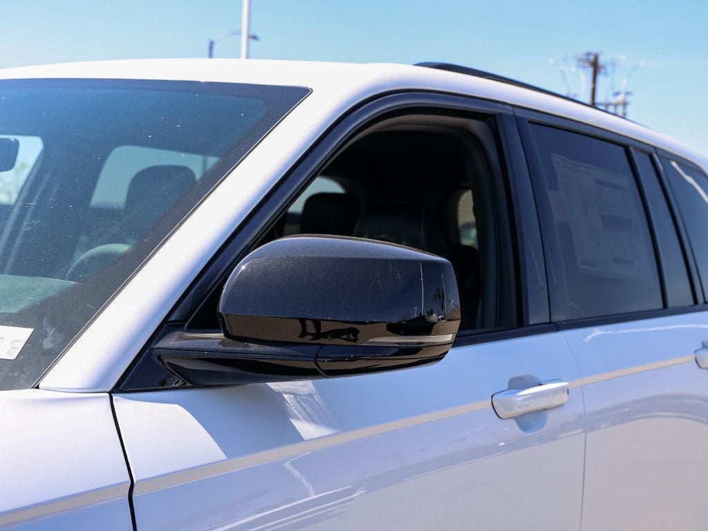 2026 Jeep Grand Cherokee Laredo Altitude