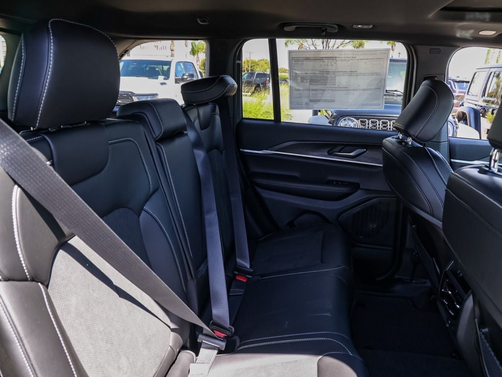 2026 Jeep Grand Cherokee Laredo Altitude