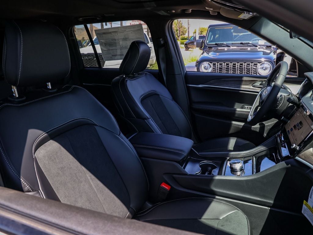 2026 Jeep Grand Cherokee Laredo Altitude