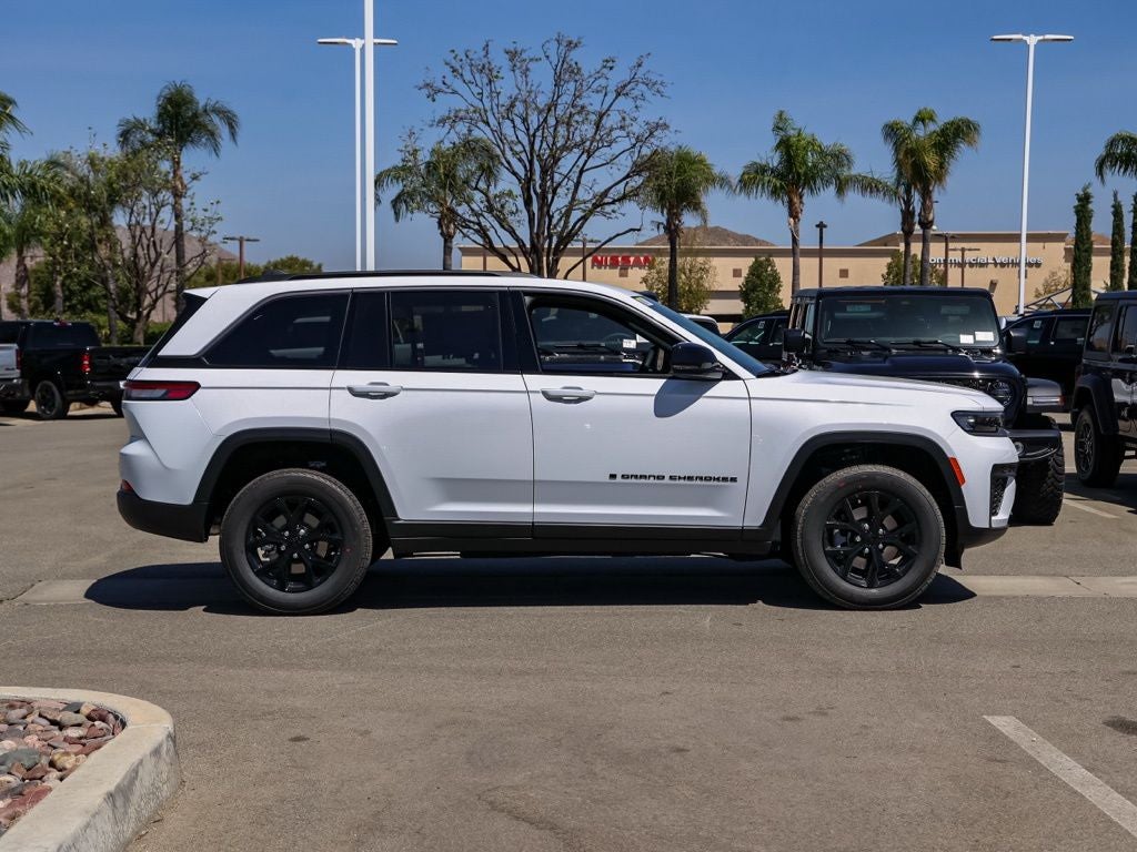 2026 Jeep Grand Cherokee Laredo Altitude