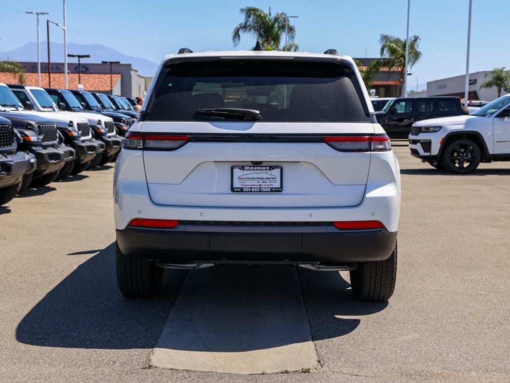 2026 Jeep Grand Cherokee Laredo Altitude