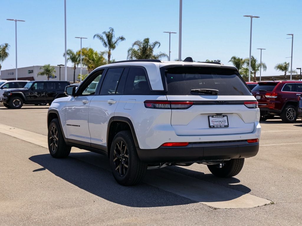2026 Jeep Grand Cherokee Laredo Altitude
