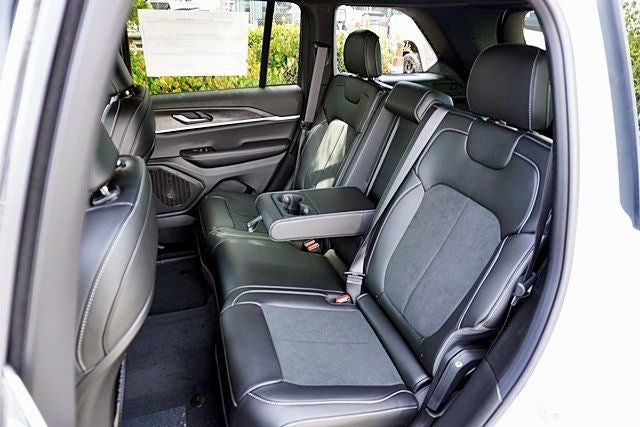 2026 Jeep Grand Cherokee Altitude