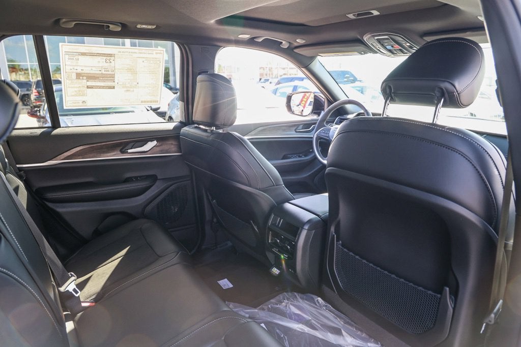 2027 Jeep Grand Cherokee Laredo Altitude