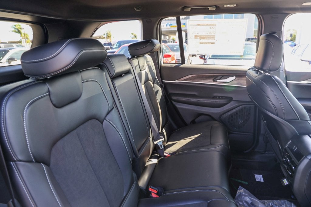 2027 Jeep Grand Cherokee Laredo Altitude