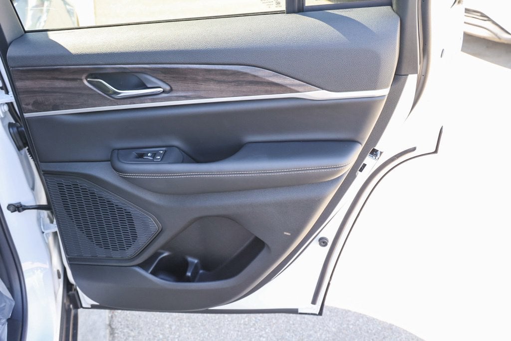 2027 Jeep Grand Cherokee Laredo Altitude