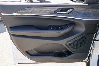 2027 Jeep Grand Cherokee Laredo Altitude