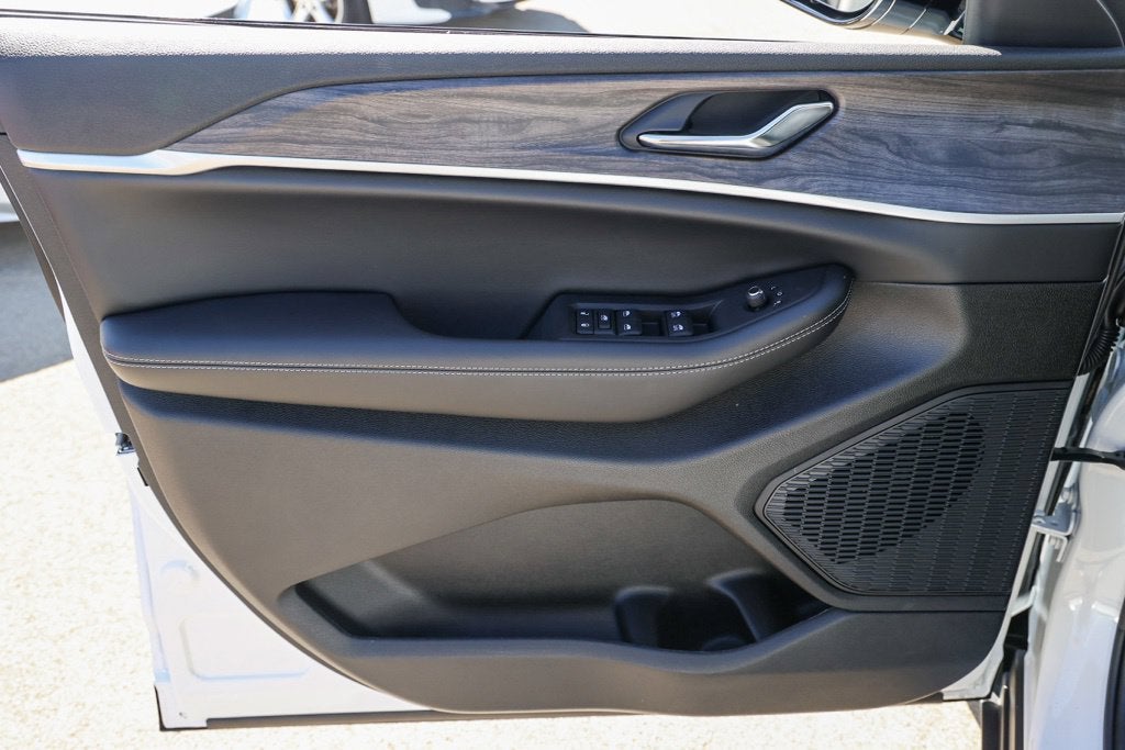 2027 Jeep Grand Cherokee Laredo Altitude